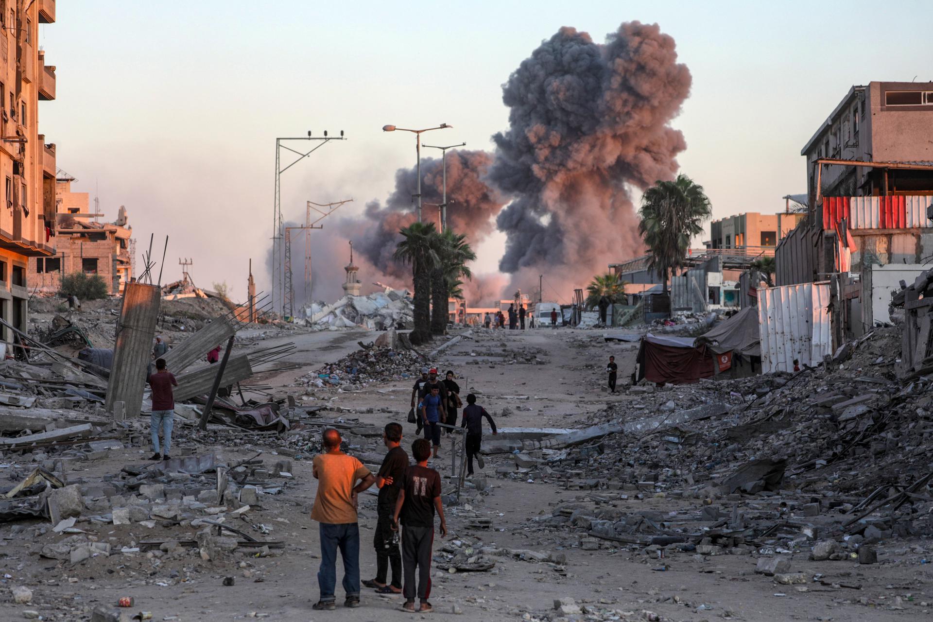 Gaza City (---), 07/10/2025.- Smoke rises near the Islamic University following Israeli air strikes during an Israeli military operation in Gaza City, Gaza Strip, 07 October 2025. According to the UN around 90 percent of the population or 1.9 million people in Gaza have been displaced since the start of the conflict. More than 67,000 Palestinians have been killed in the Gaza Strip since October 2023, according to the Palestinian Ministry of Health, and about 1,200 Israelis have been killed since the launch of an Israeli military campaign in response to a cross-border attack by Hamas on 07 October 2023. EFE/EPA/MOHAMMED SABER
