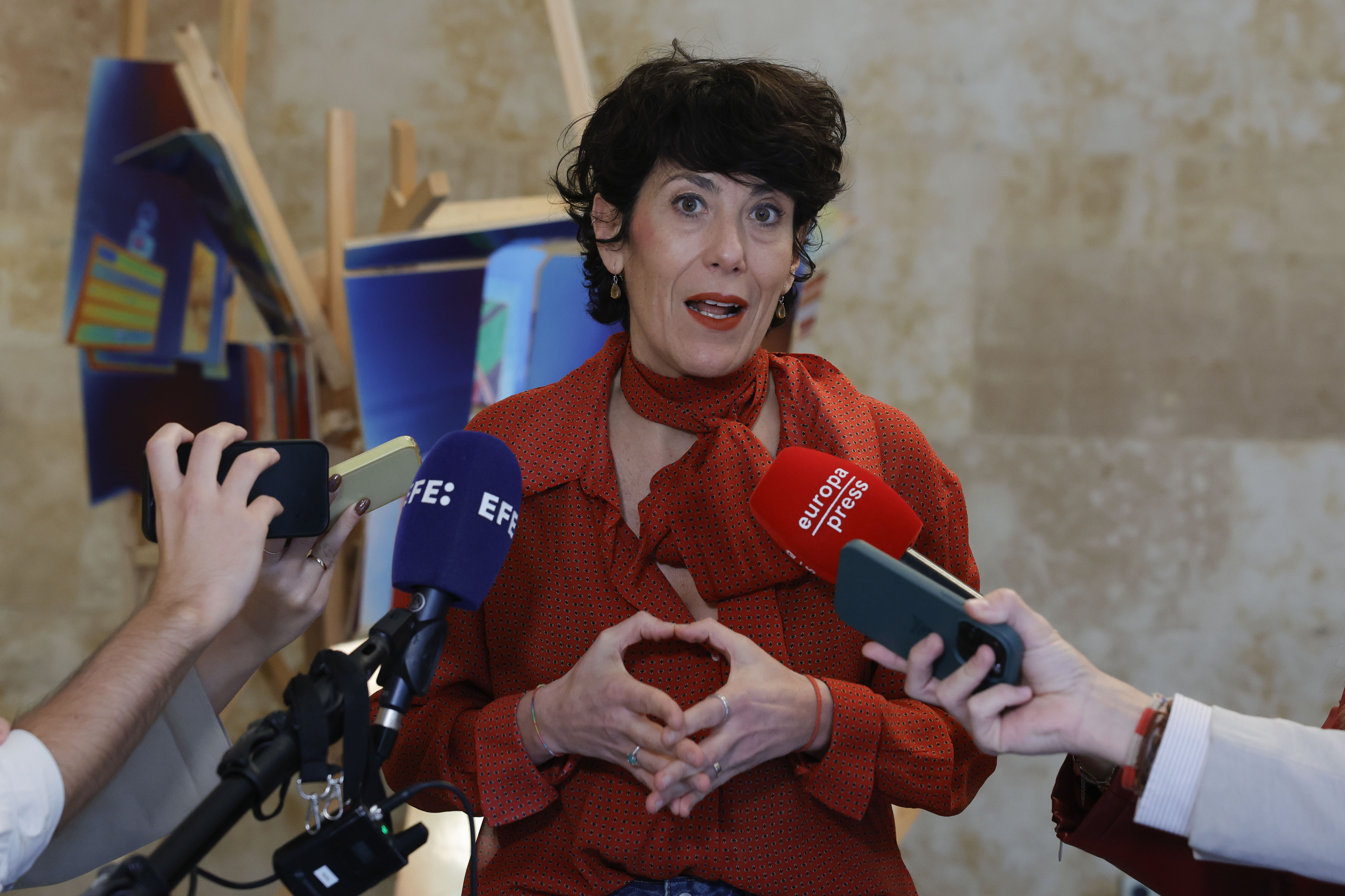 MADRID, 17/10/2025.- La ministra de Inclusión, Seguridad Social y Migraciones, Elma Saiz, inaugura una exposición de la fotógrafa Madeleine Penfold en Madrid, este viernes. EFE/ Zipi