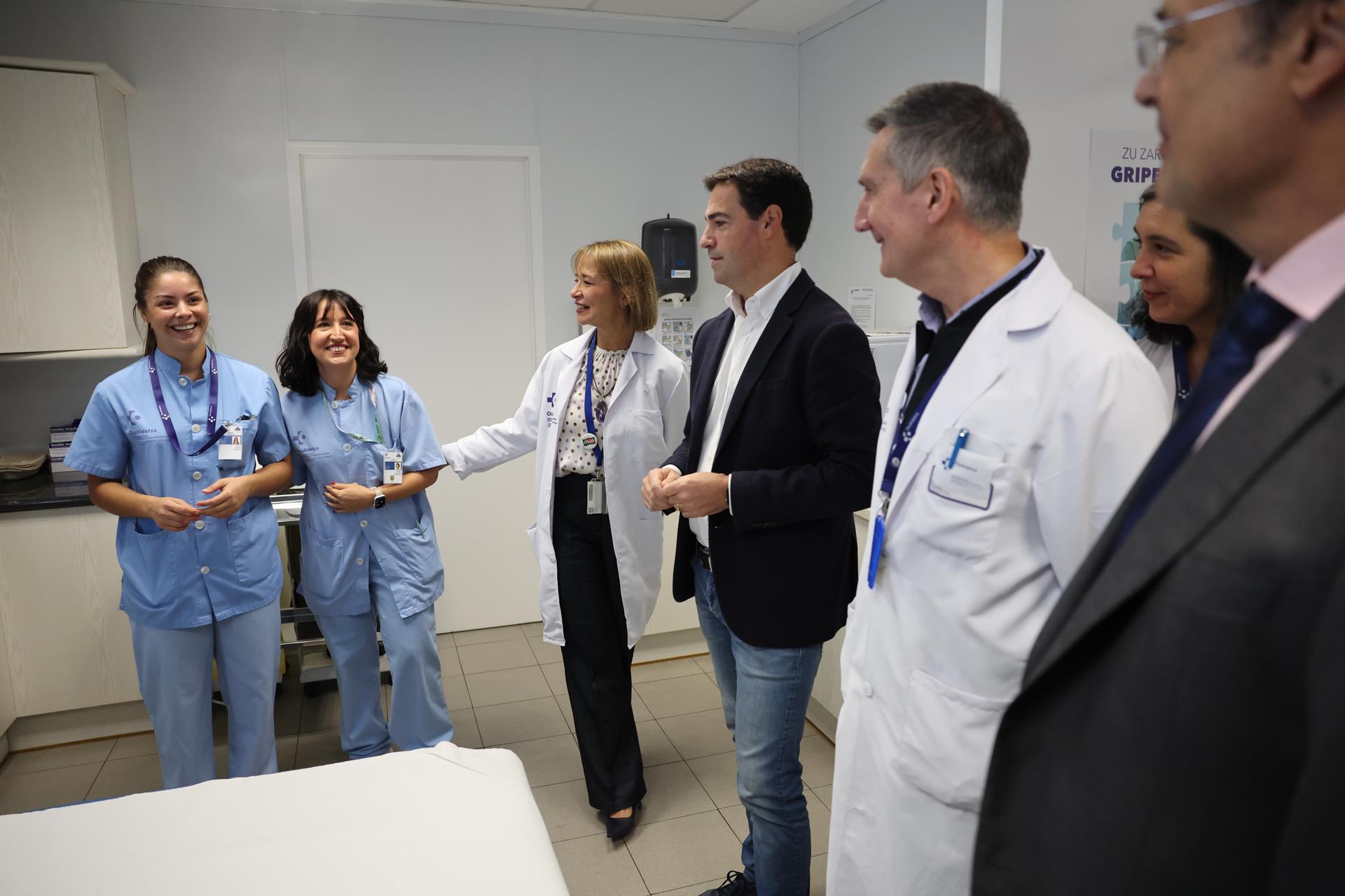 GRAFCAV5695. BILBAO (ESPAÑA), 27/10/2025.- El lehendakari, Imanol Pradales (c), visita este lunes el ambulatorio Doctor Areilza de Indautxu (Bilbao) acompañado por el consejero de Salud, Alberto Martínez (d). EFE/Luis Tejido
