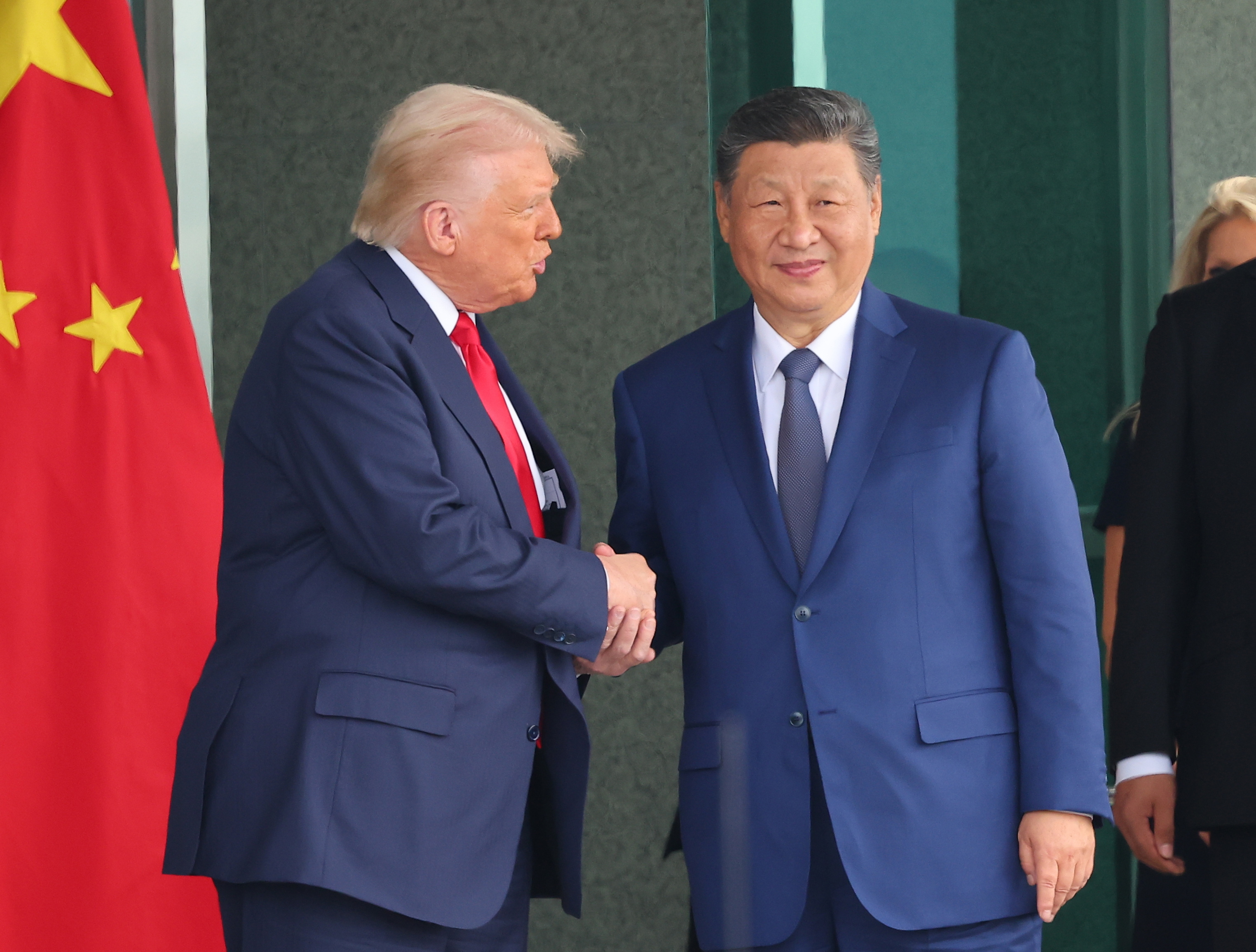 Busan (Korea, Republic Of), 30/10/2025.- US President Donald Trump (L) and Chinese President Xi Jinping (C) shake hands following their meeting at the Naraemaru reception hall inside an Air Force base in Busan, South Korea, 30 October 2025. (Corea del Sur) EFE/EPA/YONHAP SOUTH KOREA OUT