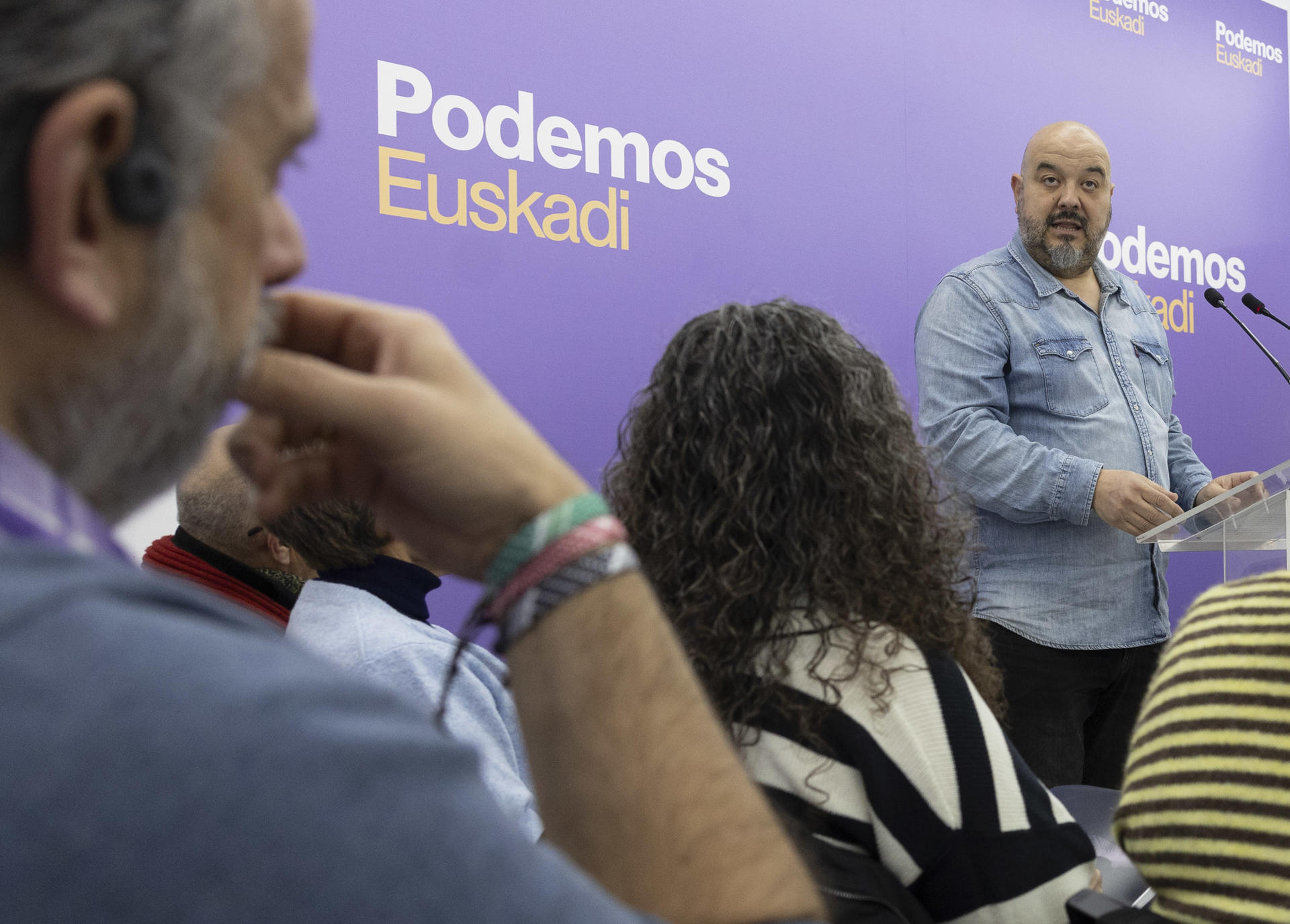 SAN SEBASTIÁN, 13/12/2025.- El secretario general de Podemos Euskadi, Richar Vaquero, ha inaugurado este sábado en San Sebastián la reunión del Consejo Ciudadano Autonómico de su formación. EFE/Javier Etxezarreta
