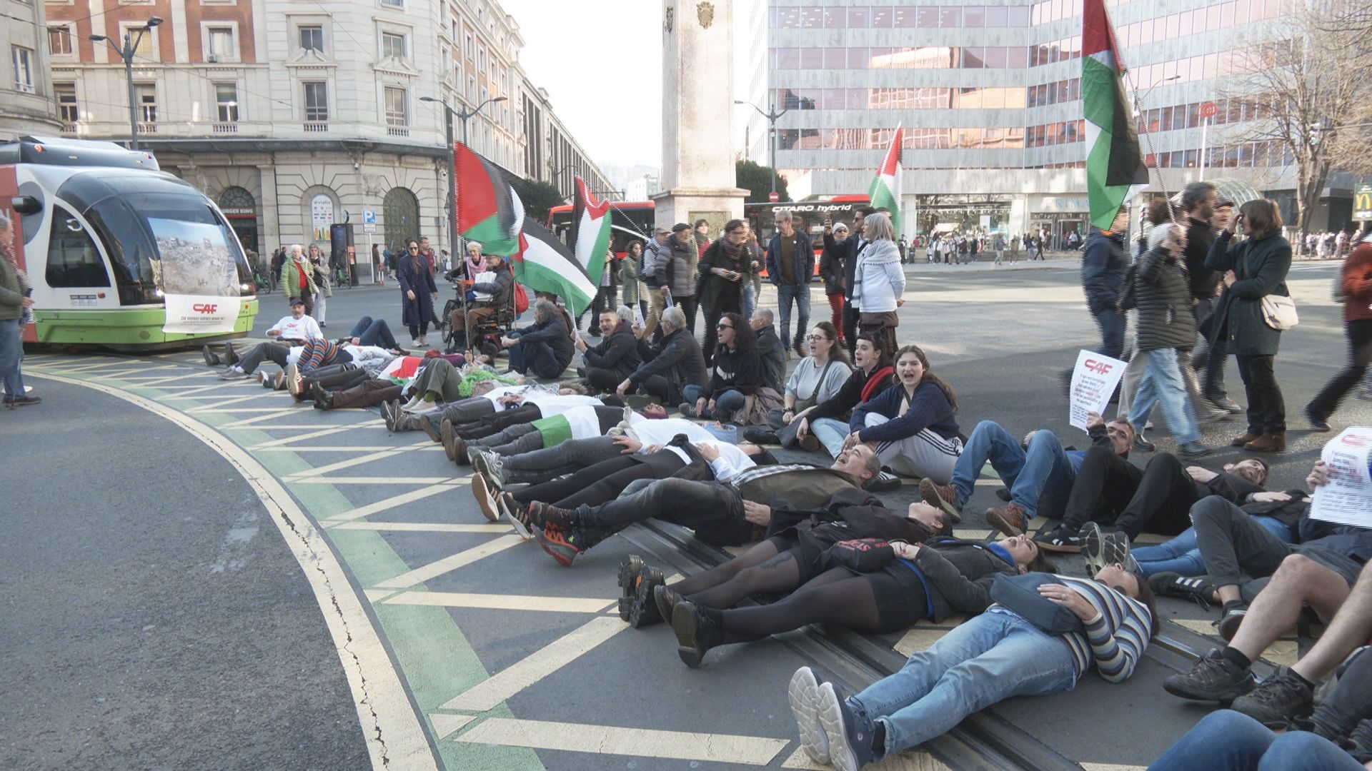 Tranbiaren zerbitzua eten dute protesta batekin. 