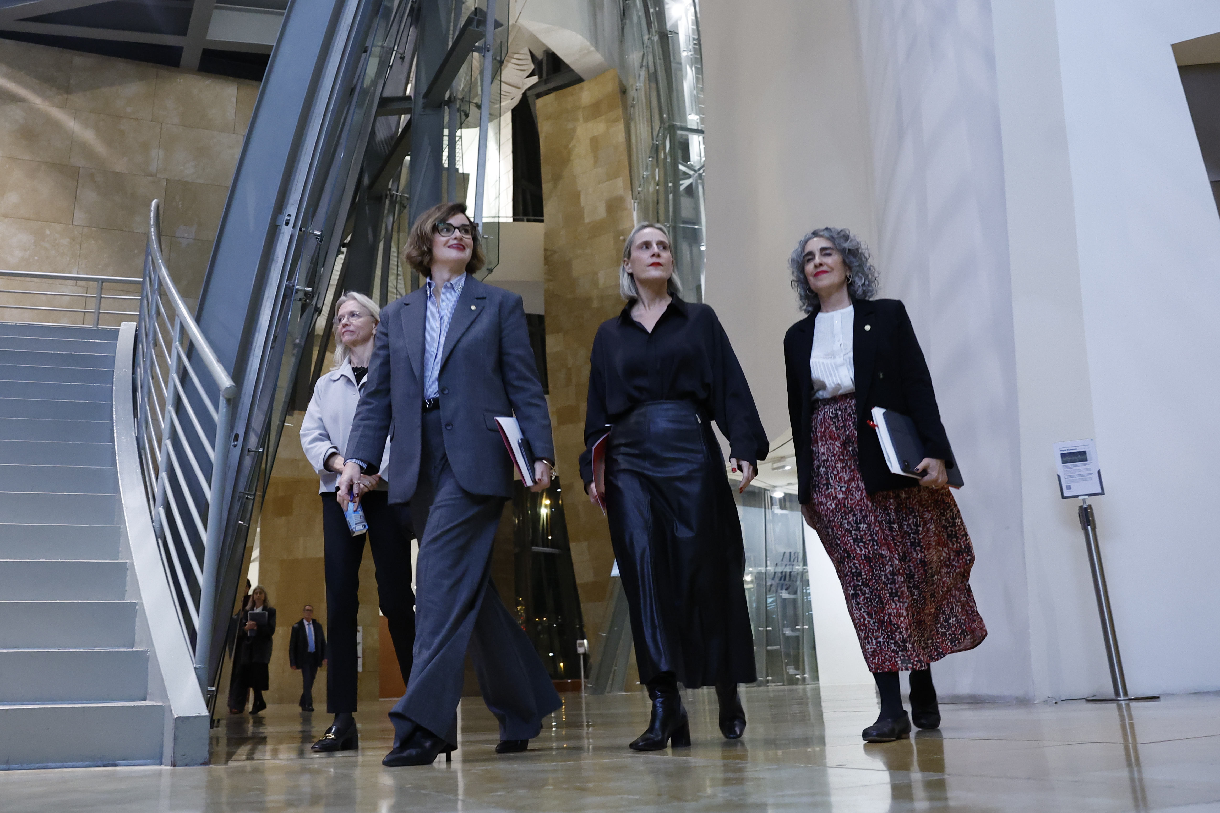 BILBAO, 16/12/2025.- La diputada general de Bizkaia, Elixabete Etxanobe (i), la vicelehendakari Ibone Bengoetxea (d), y la directora del Museo Guggenheim Bilbao, Miren Arzalluz (c), han comparecido este martes para comunicar que el Patronato de la pinacoteca ha decido paralizar el proyecto de expansión del centro en la reserva de Urdaibai. EFE/ Miguel Toña
