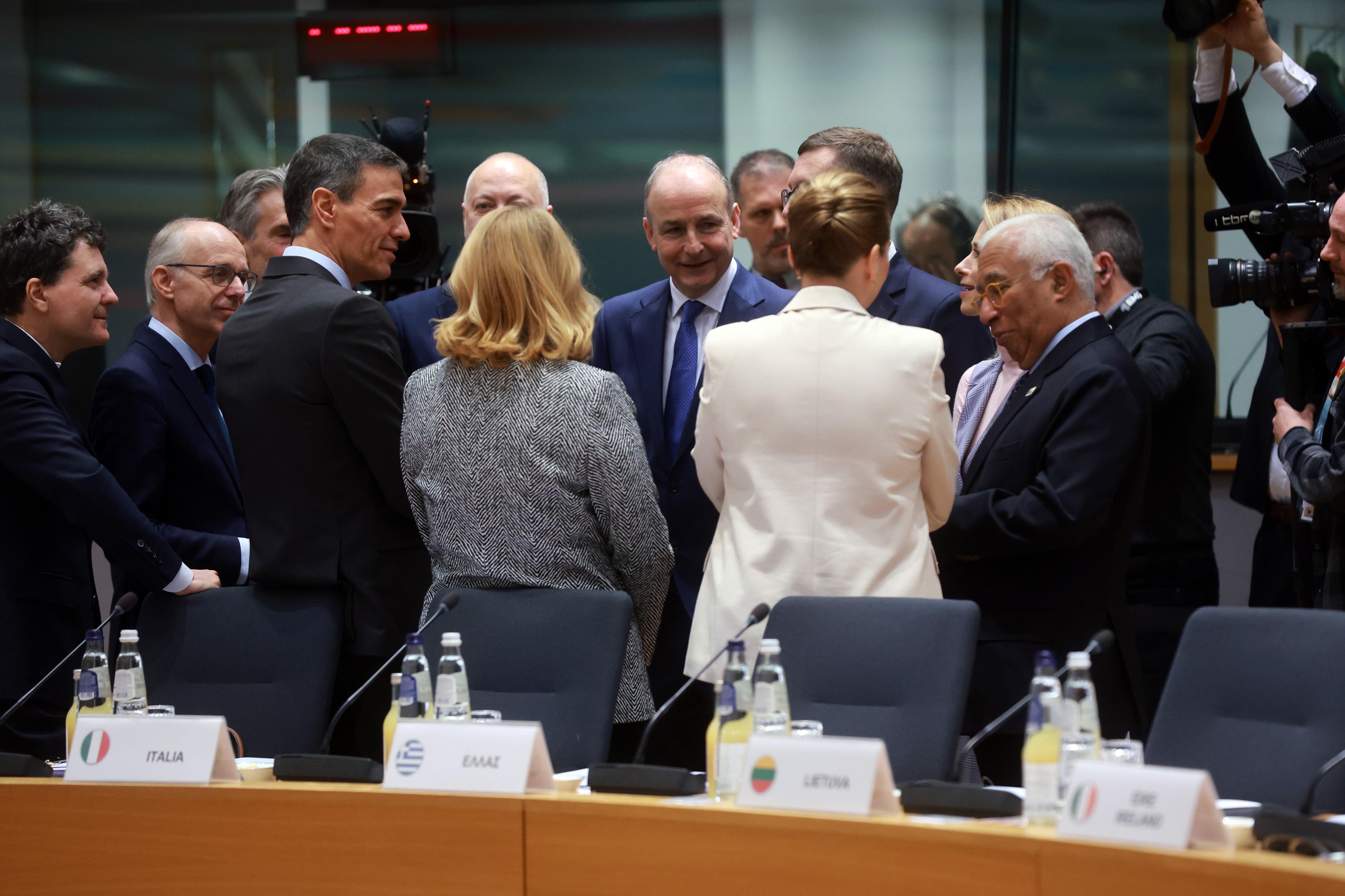 FOTODELDÍA BRUSELAS (Bélgica), 18/12/2025.- El presidente del Gobierno español, Pedro Sánchez (i), conversa con otros líderes en la Cumbre del Consejo de la UE en Bruselas, Bélgica, este jueves. Los líderes de la UE se reúnen para debatir los últimos acontecimientos en Ucrania, el próximo marco financiero plurianual de la UE, el proceso de ampliación de la UE y la situación geoeconómica de la Unión Europea.-EFE/ Olivier Hoslet

