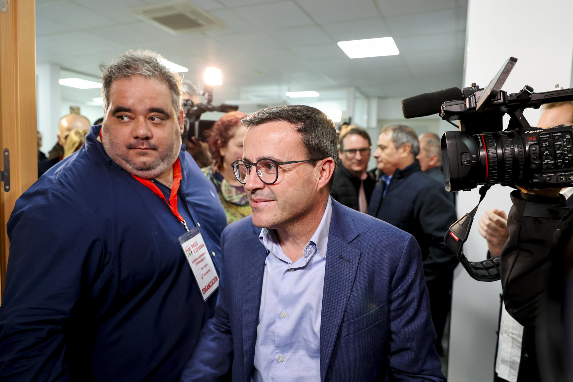 MÉRIDA, 21/12/2025.- El candidato socialista a la presidencia de la Junta de Extremadura Miguel Ángel Gallardo durante su comparecencia tras conocer los resultados electorales extremeños, hoy domingo en la sede del PSOE en Mérida. El PSOE ha conseguido 18 escaños. EFE/Jero Morales
