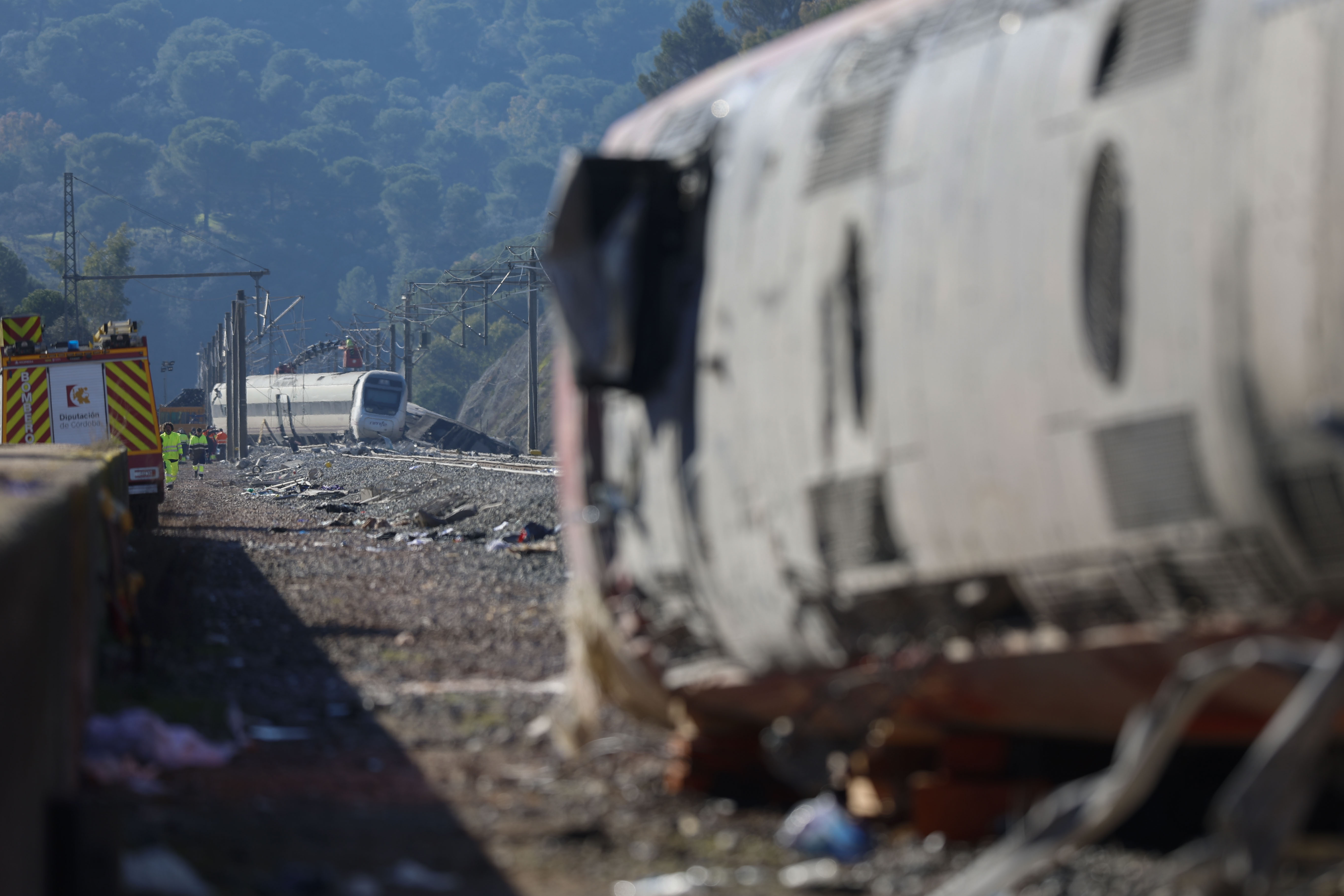 ADAMUZ (CÓRDOBA), 20/01/2026.- Vagones de los trenes  Alvia e Iryo siniestrados en el accidente ferroviario ocurrido el pasado domingo. La Guardia Civil está centrada ahora en analizar el vagón seis del tren Iryo, el primero que descarriló el domingo en Adamuz (Córdoba). El número de víctimas mortales en el accidente se eleva ya a 41. EFE/Jorge Zapata
