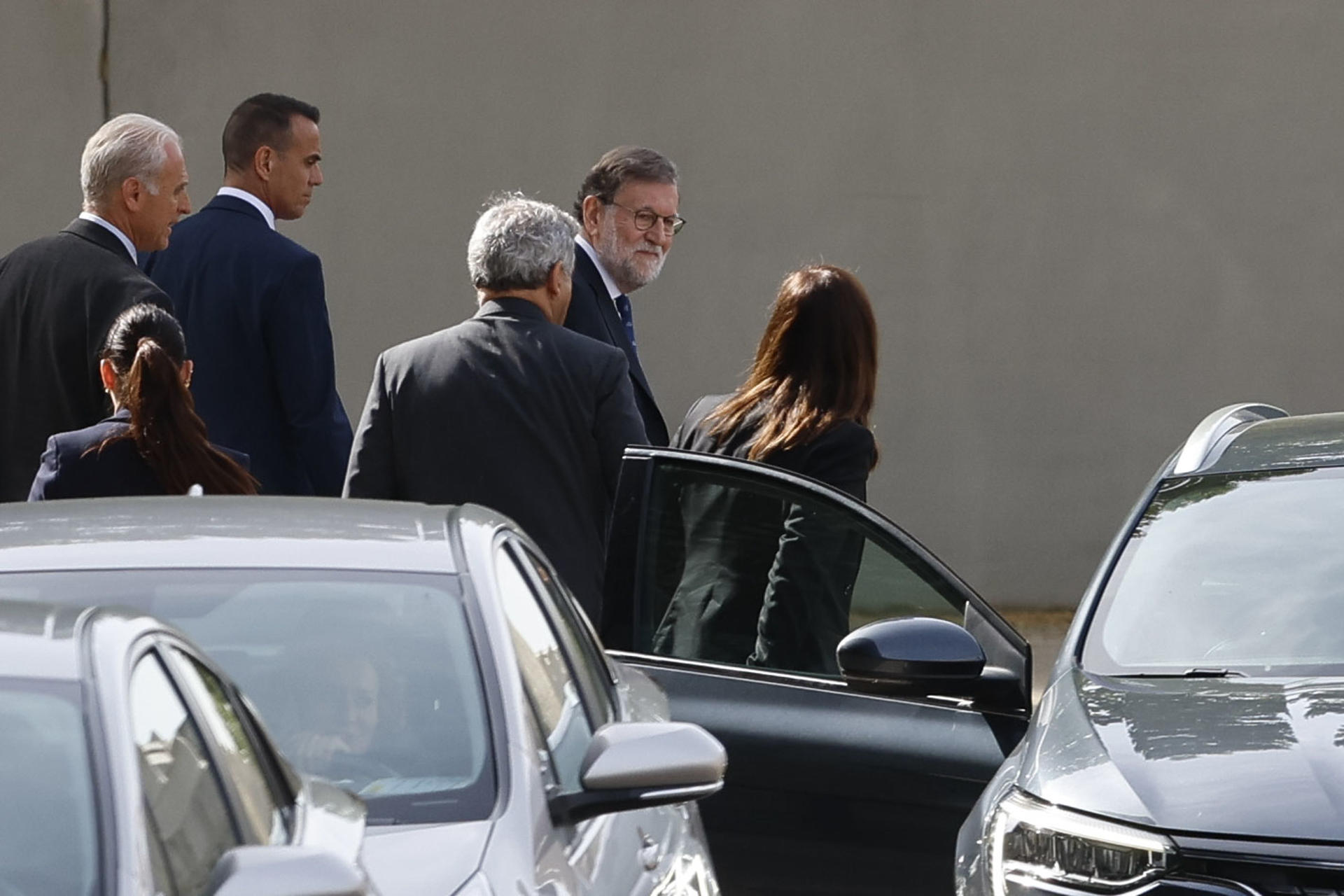 SAN FERNANDO DE HENARES (MADRID), 23/04/2026.- El expresidente del Gobierno Mariano Rajoy (c) a su salida del Tribunal Central de Instancia de la Audiencia Nacional, en San Fernando de Henares, este jueves. Rajoy volvió este jueves a la Audiencia Nacional para declarar como testigo en el juicio del caso Kitchen y a enfrentarse al fantasma de las siglas 'M.R' de los papeles de Bárcenas, quien asegura que le grabó destruyendo la última hoja de la contabilidad B del partido. EFE/Mariscal
