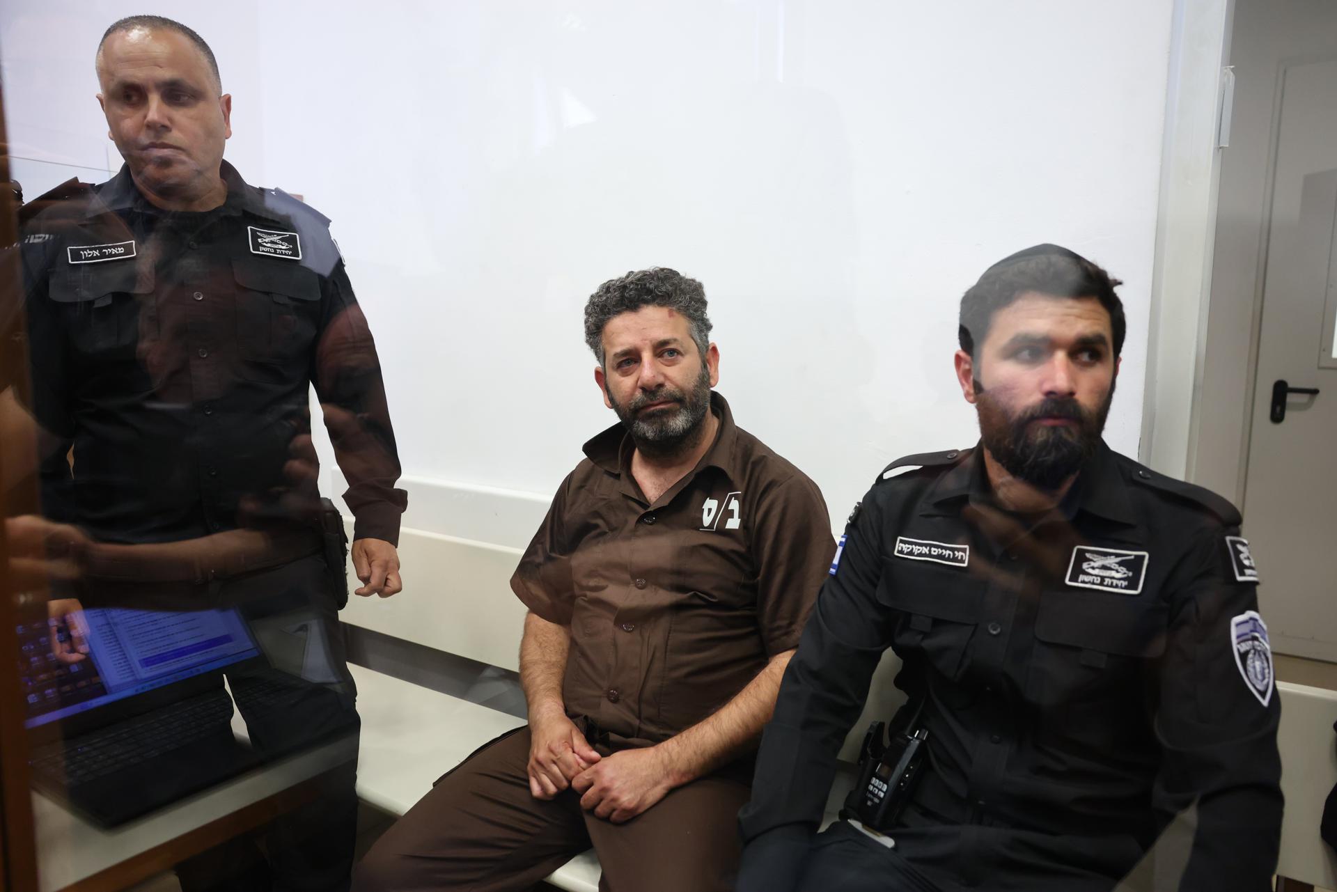 Ashkelon (Israel), 03/05/2026.- Saif Abu Keshek (C), a member of the Global Sumud Flotilla, arrives to attend his trial for a remand extension at the Ashkelon Magistrate's Court in Ashkelon, Israel, 03 May 2026. Abu Keshek along with Thiago Avila were arrested on 02 May off the island of Crete, according to the organization. According to the Israeli Ministry of Foreign Affairs, Abu Keshek is suspected of affiliation with a terrorist organization, and Avila of illegal activity. (Terrorista) EFE/EPA/ABIR SULTAN
