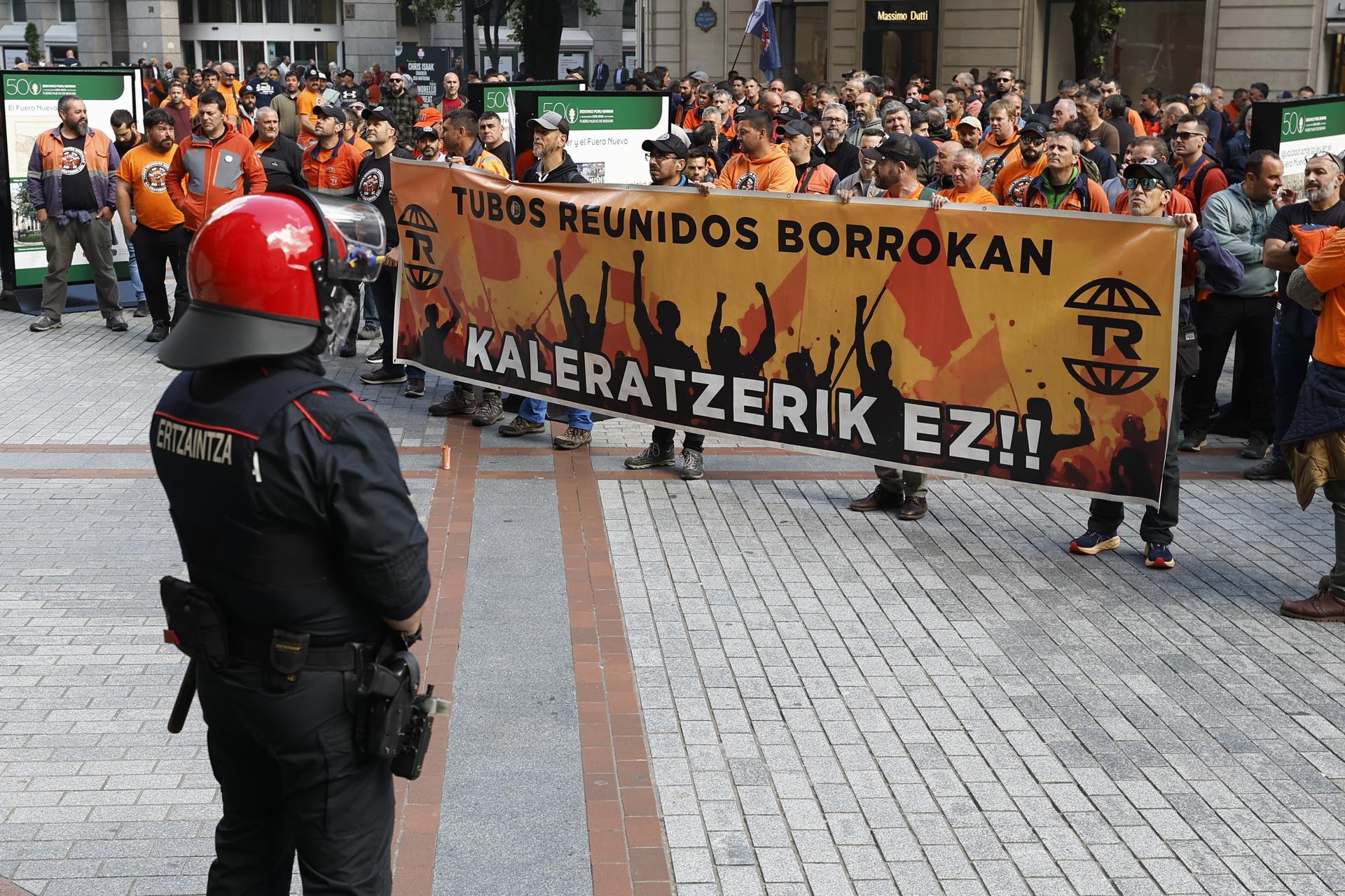 BILBAO, 05/05/2026.- Trabajadores de Tubos Reunidos se han concentrado este martes frente a las oficinas de la empresa en Bilbao y se han manifestado posteriormente por la capital vizcaína. EFE/ Miguel Toña

