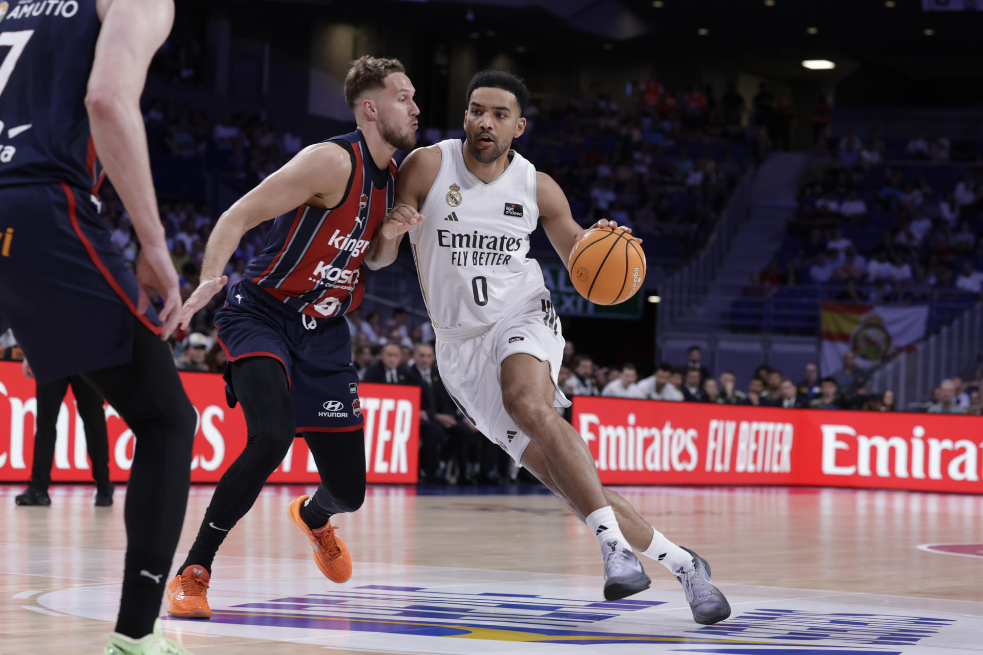 MADRID, 27/05/2026.- El alero canadiense del Real Madrid, Trey Lyles (d), con el balón ante el alero lituano de Baskonia, Tadas Sedekerskis, durante el encuentro correspondiente a la fase regula de la Liga Endesa que disputan este miércoles Real Madrid y Baskonia en el pabellón Movistar Arena, en Madrid. EFE / Juanjo Martín.
