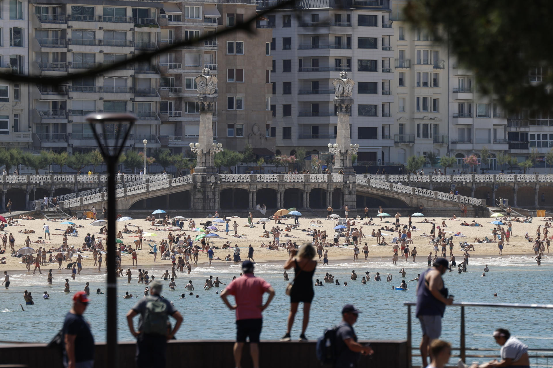 Bañistas disfrutan de un día veraniego en la bahía de la Concha de San Sebastián. La ola de calor que está afectando a Euskadi desde hace días podría haber ocasionado la muerte de catorce personas, según el Sistema de Monitorización de Mortalidad Diaria (Momo) del Instituto de Salud Carlos III. EFE/Juan Herrero
