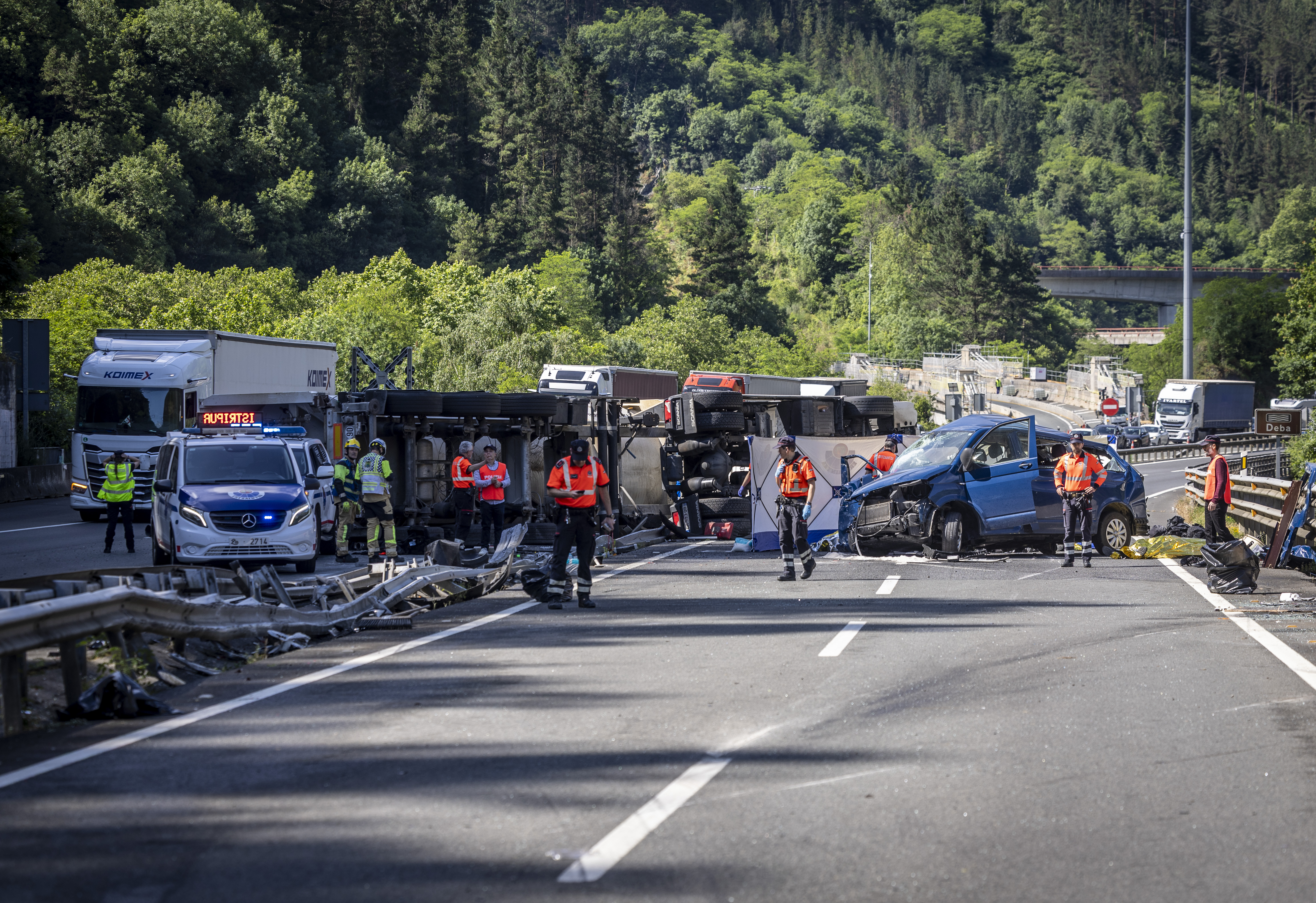 ELGOIBAR (GIPUZKOA), 03/06/2026.- Los cinco ocupantes de una furgoneta han fallecido este miércoles en un accidente en la autopista AP-8, en Elgoibar (Gipuzkoa), tras colisionar su vehículo contra un camión cisterna, ha informado el Departamento vasco de Seguridad. El accidente se ha producido sobre las 9.15 horas por causas que se desconocen. El conductor del camión ha resultado herido y ha sido trasladado a un centro hospitalario. EFE/Javier Etxezarreta
