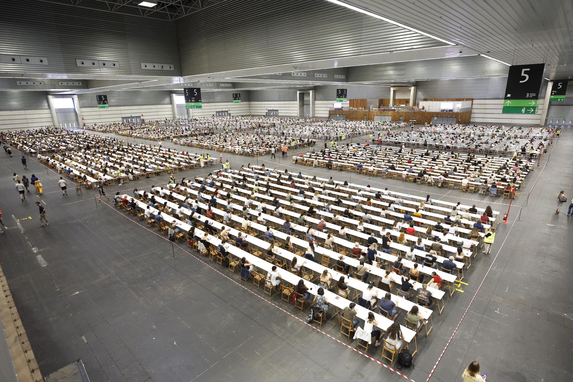 BARAKALDO (BIZKAIA), 19/06/2026.- Osakidetza ha iniciado este viernes las pruebas selectivas de la primera fase de la OPE 2023-2024-2025, un proceso histórico tanto por el número de plazas ofertadas, 3.764 de 9 categorías, como por la participación prevista, 101.693 aspirantes, a quienes ha acompañado en la primera jornada el consejero de Salud, Alberto Martínez. EFE/ Miguel Toña
