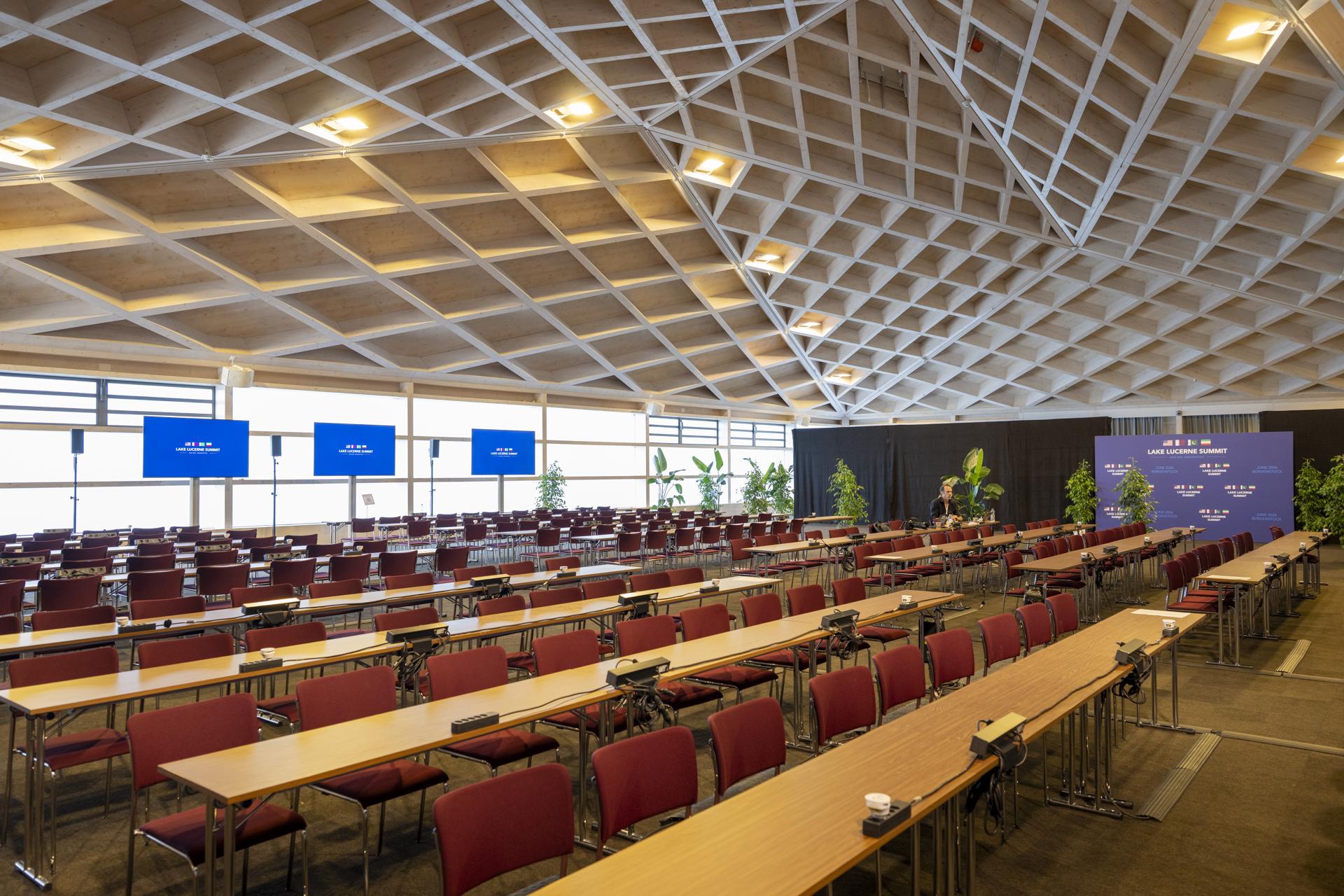 BUERGENSTOCK (Switzerland), 21/06/2026.- A view in to the Media Centre in the Tennis Hall of the Buergenstock resort in Obbuergen, Switzerland, 21 June 2026. After the signing of a framework agreement on peace in France this week the delegations of the USA and Iran meet at the Buergenstock resort to discuss further details and technical issues. (Tenis, Francia, Suiza) EFE/EPA/URS FLUEELER
