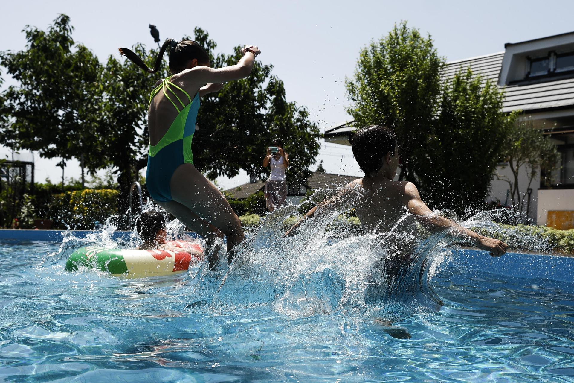 FOTODELDÍA - BERANGO (BIZKAIA), 21/06/2026.- Tres jóvenes se refrescan en una piscina en Berango (Bizkaia) este domingo, jornada en la que el Departamento vasco de Seguridad ha elevado la alerta a roja por la ola de calor al esperarse temperaturas muy altas que alcancen los 40 grados.  EFE/Miguel Toña
