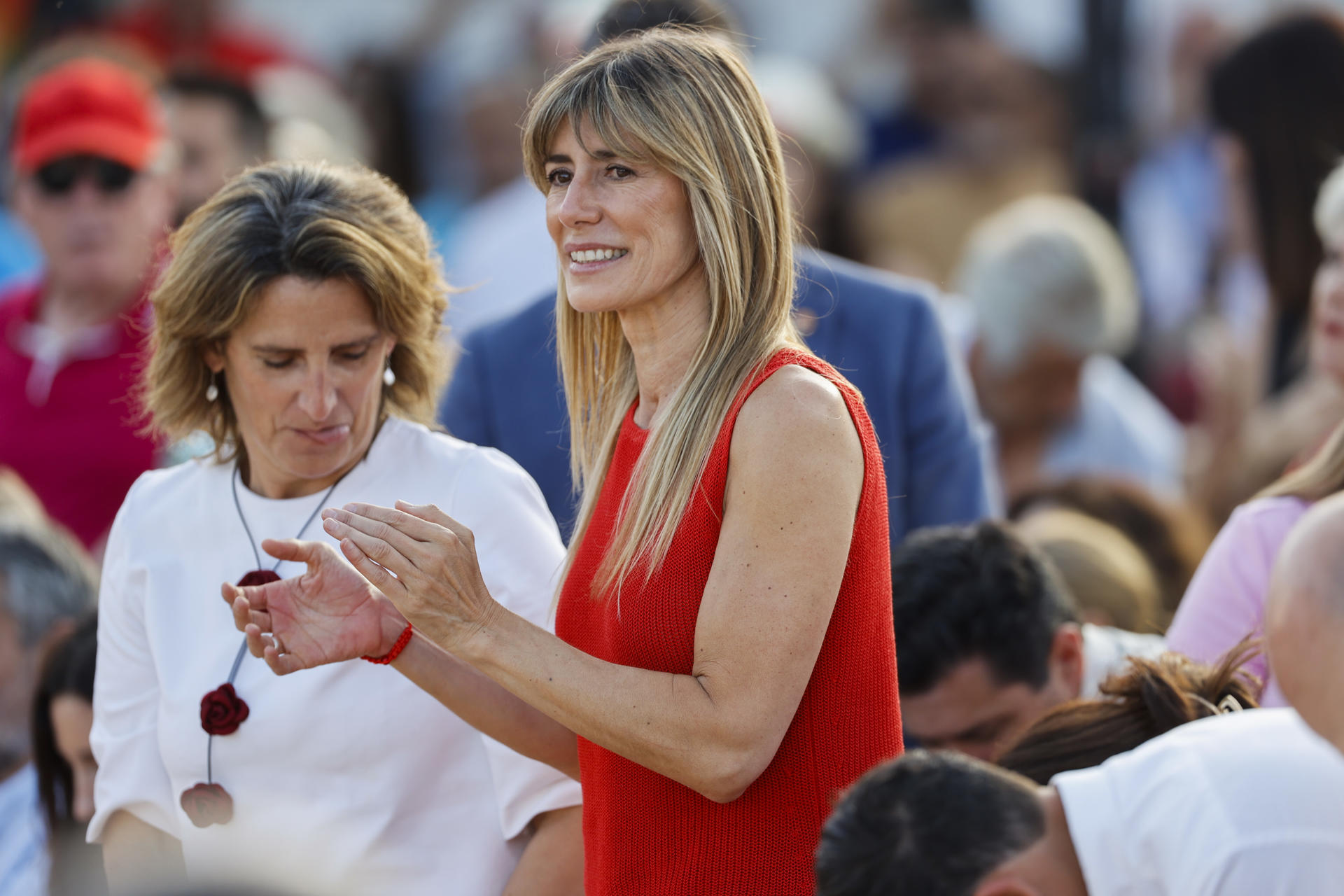 BENALMÁDENA (MÁLAGA), 05/06/2024.- La mujer del secretario general del PSOE y presidente del Gobierno, Pedro Sánchez, Begoña Gómez (c), durante un acto electoral de los socialistas en Benalmádena (Málaga), este miércoles. EFE/ Jorge Zapata
