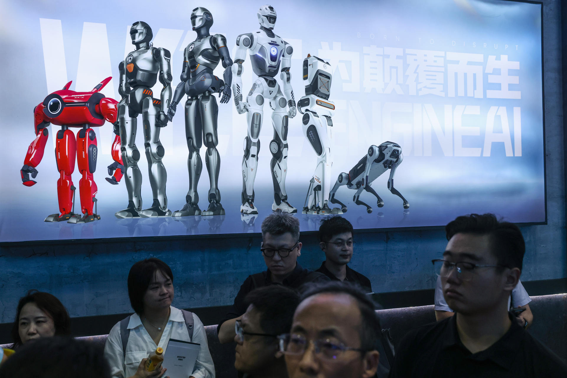 PEKÍN, 14/09/2026.- El Ministerio chino de Exteriores sostuvo este lunes que la difusión de narrativas de amenaza o fomentar la confrontación solo obstaculizará el proceso de gobernanza de la inteligencia artificial (IA), en medio del debate generado en Estados Unidos sobre la necesidad de frenar el desarrollo de esta tecnología. El portavoz del departamento Guo Jiakun defendió en una rueda de prensa rutinaria que el desarrollo de la IA -un campo en el que compiten con dureza China y EEUU- concierne al bienestar de toda la humanidad, por lo que todas las partes deben promover conjuntamente una IA "abierta, inclusiva, accesible para todos y orientada al bien". Imagen de archivo de la Conferencia Mundial de Robótica celebrada en Pekín en agosto pasado. EFE/ Wu Hao
