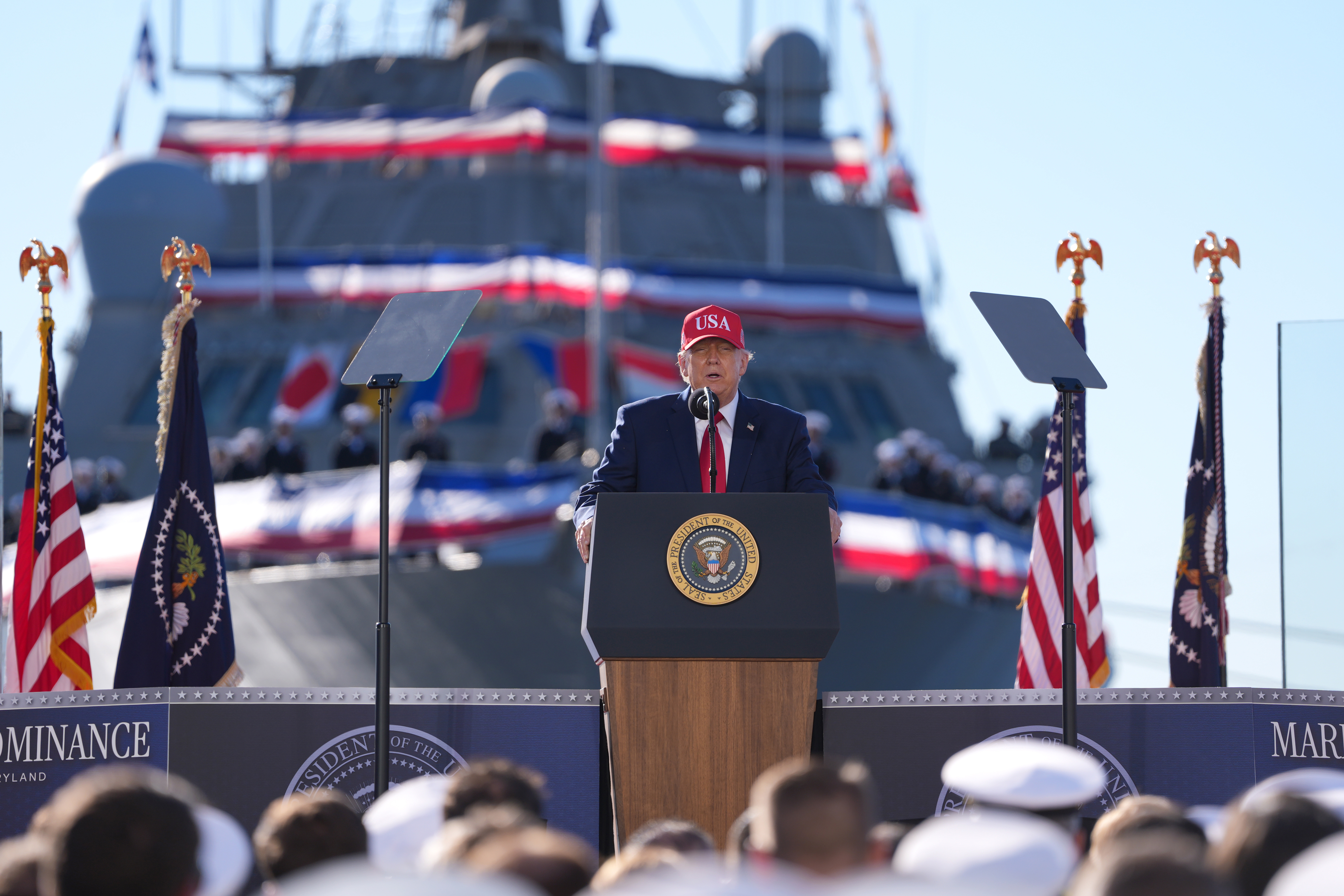AME3394. BALTIMORE (ESTADOS UNIDOS), 06/10/2026.- El presidente de los Estados Unidos, Donald Trump, habla durante un evento con integrantes de la Marina este martes, donde afirmó que "muy pronto" se sabrá si pone fin a la guerra en Irán "por las buenas o por las malas", en el puerto de Baltimore en Maryland (Estados Unidos). EFE/ Octavio Guzmán
