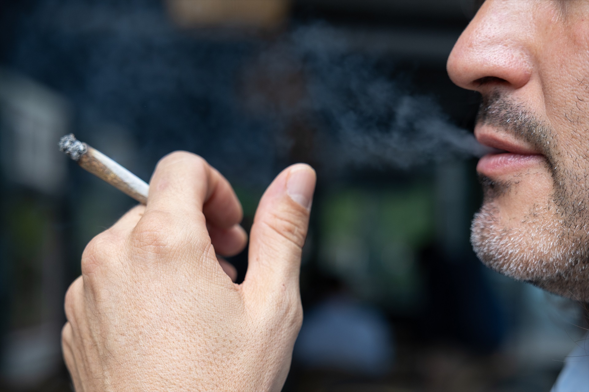 (Foto de ARCHIVO)

Una persona fuma un cigarro en la calle, a 22 de julio de 2026, en Madrid (España). El Consejo de Ministros ha aprobado el proyecto de ley del tabaco que será remitido a las Cortes Generales para iniciar su tramitación parlamentaria. Se amplían los espacios sin humo a terrazas de bares y restaurantes, playas, piscinas de uso colectivo, instalaciones deportivas, espectáculos al aire libre y parques nacionales.El texto prohíbe por primera vez el consumo de productos del tabaco por parte de menores de edad y no solo su venta o suministro. La reforma equipara el uso de cigarrillos electrónicos y otros productos relacionados con el consumo de tabaco en los espacios donde esté prohibido fumar. La venta y suministro de productos relacionados con el tabaco quedará limitada a tiendas especializadas, que no podrán exhibir publicidad ni cartelería visible desde el exterior.



Jesús Hellín / Europa Press

22 JULIO 2026;TABACO;FUMAR

22/7/2026