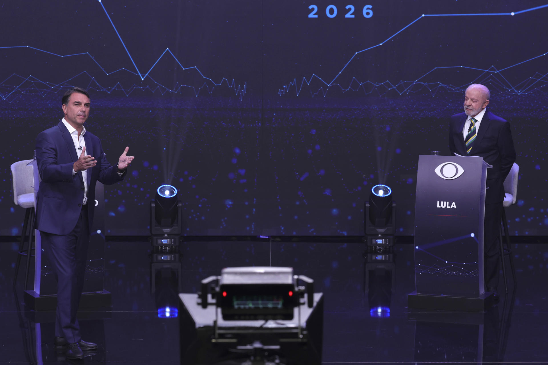 AME7371. SAO PAULO (BRASIL), 18/10/2026.- El presidente de Brasil y candidato a la reelección, Luiz Inácio Lula da Silva (d), y el opositor Flávio Bolsonaro, participan en el primer debate de cara a la segunda vuelta de las elecciones presidenciales, este domingo en la sede de Rede Bandeirantes en Sao Paulo (Brasil). EFE/ Sebastiao Moreira
