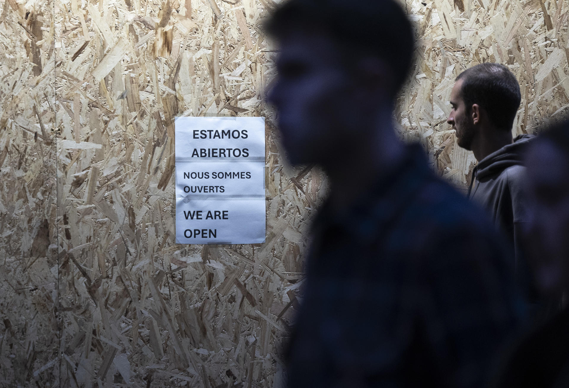SAN SEBASTIÁN, 31/10/2026.- Vista de un comercio del centro de San Sebastián este sábado con protecciones en los escaparates para prevenir posibles saqueos, los comerciantes piden protección policial ante la incertidumbre surgida por las alertas de posibles actos vandálicos del fenómeno 'Blocus' en la capital guipuzcoana. EFE/ Javier Etxezarreta
