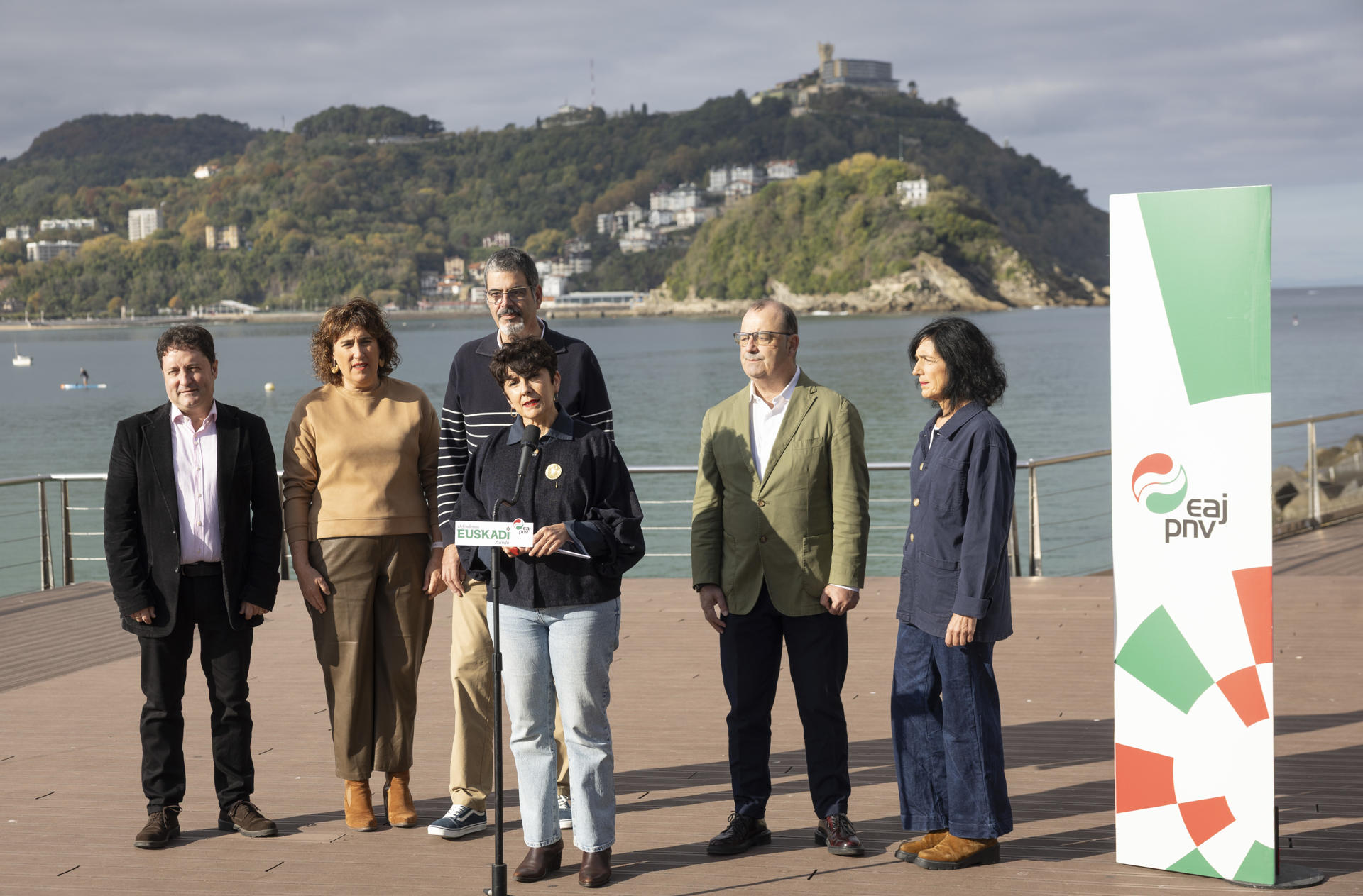 SAN SEBASTIÁN, 31/10/2026.- La cabeza de lista del PNV al Congreso por Gipuzkoa para las elecciones del 29N, Maribel Vaquero (c), ha hecho declaraciones a los medios informativos este sábado en San Sebastián sobre asuntos de actualidad política. EFE/ Javier Etxezarreta
