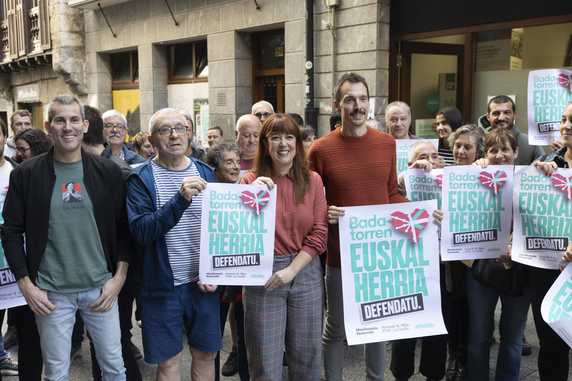 HERNANI (GIPUZKOA), 31/10/2026.- El secretario de Acción Política de EH Bildu, Arkaitz Rodríguez (i), ha participado este sábado en Hernani (Gipuzkoa) en un acto político con la candidata de la formación al Congreso por Gipuzkoa Oihana Etxebarrieta (c).EFE/ Javier Etxezarreta
