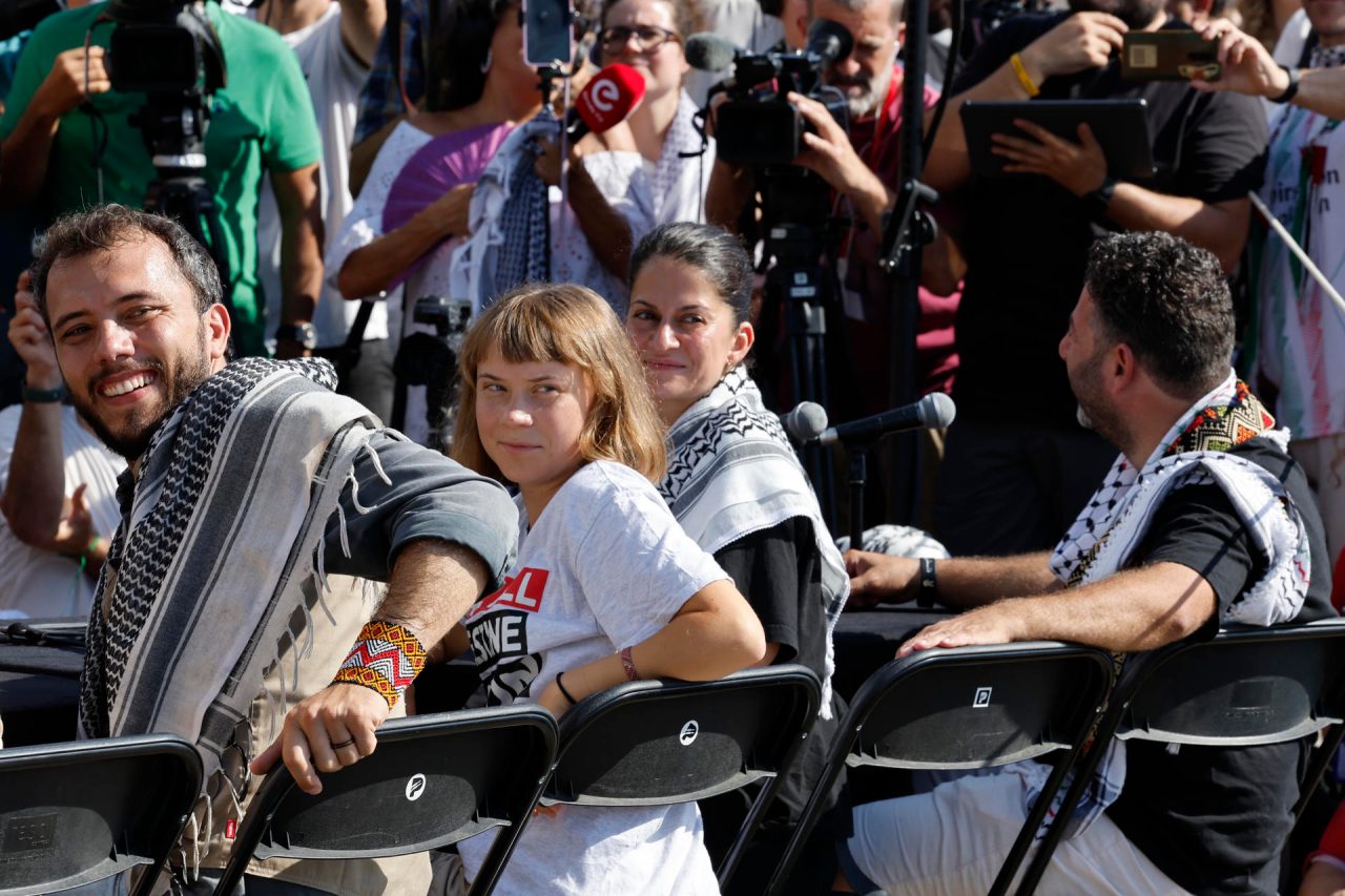 Greta Thunberg junto a miembros de la organización de la Flotilla Global Sumud. Foto: EFE