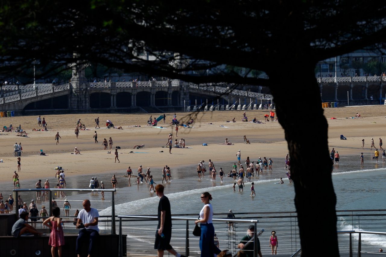 Vista del cielo a primera hora de este miércoles en San Sebastián. Foto: EFE