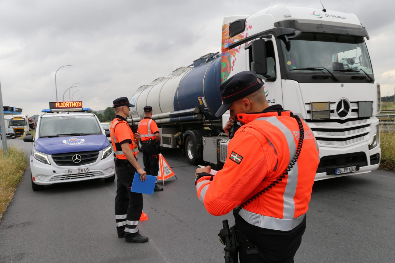 Le gouvernement basque prévoit que plus de deux millions de véhicules traverseront le Pays Basque lors de l'Opération Spéciale d'Été. Source : Irekia Un control de la Ertzaintza. Foto : Irekia